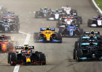 BAHRAIN, BAHRAIN - MARCH 28: Max Verstappen of the Netherlands driving the (33) Red Bull Racing RB16B Honda leads the rest of the field at the start of the race into the first corner during the F1 Grand Prix of Bahrain at Bahrain International Circuit on March 28, 2021 in Bahrain, Bahrain. (Photo by Bryn Lennon/Getty Images)